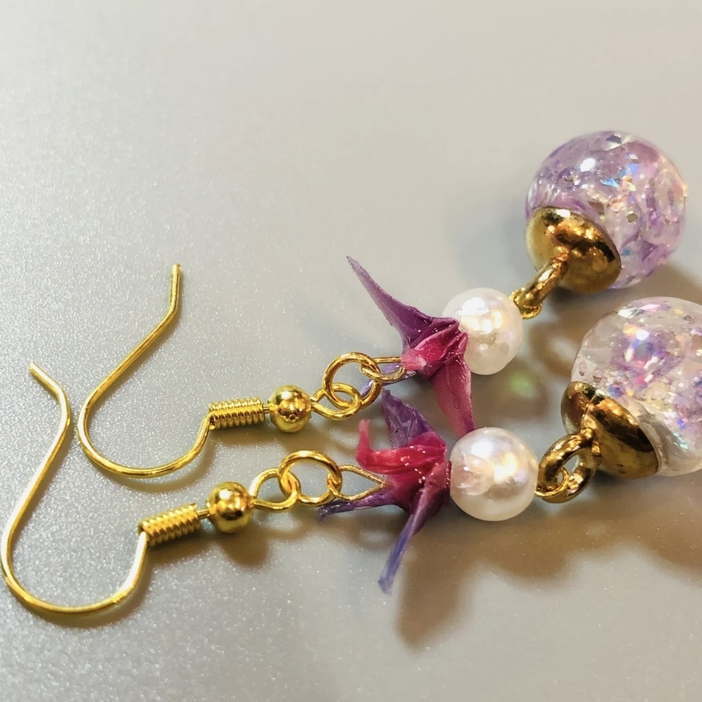『鶴の恩返し』 折り鶴 ガラスドーム ピアス イヤリング | ピンク×パープル