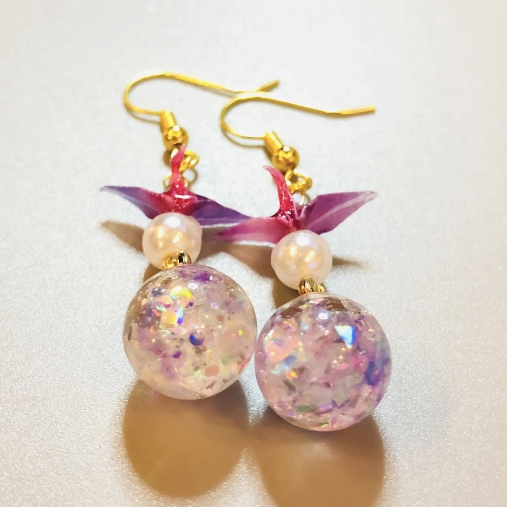 『鶴の恩返し』 折り鶴 ガラスドーム ピアス イヤリング | ピンク×パープル