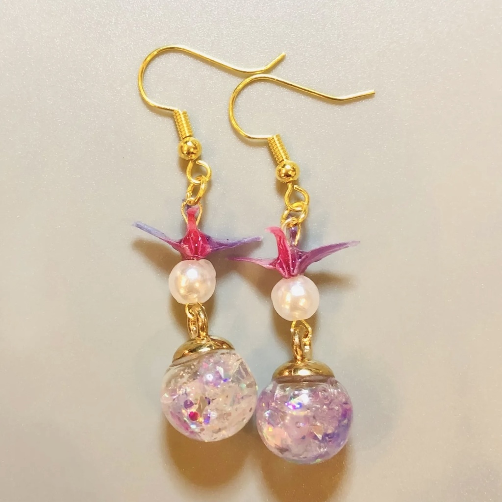 『鶴の恩返し』 折り鶴 ガラスドーム ピアス イヤリング | ピンク×パープル