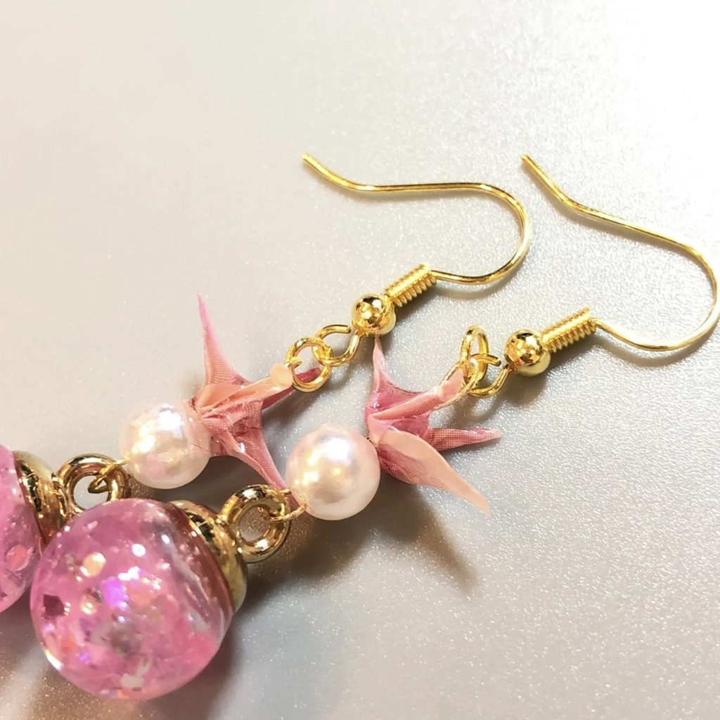 『鶴の恩返し』折り紙 折り鶴 ガラスドーム ピアス イヤリング | ピンク×ピンク