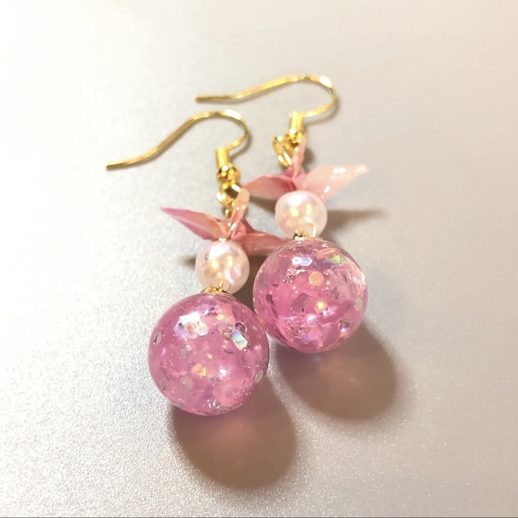 『鶴の恩返し』折り紙 折り鶴 ガラスドーム ピアス イヤリング | ピンク×ピンク