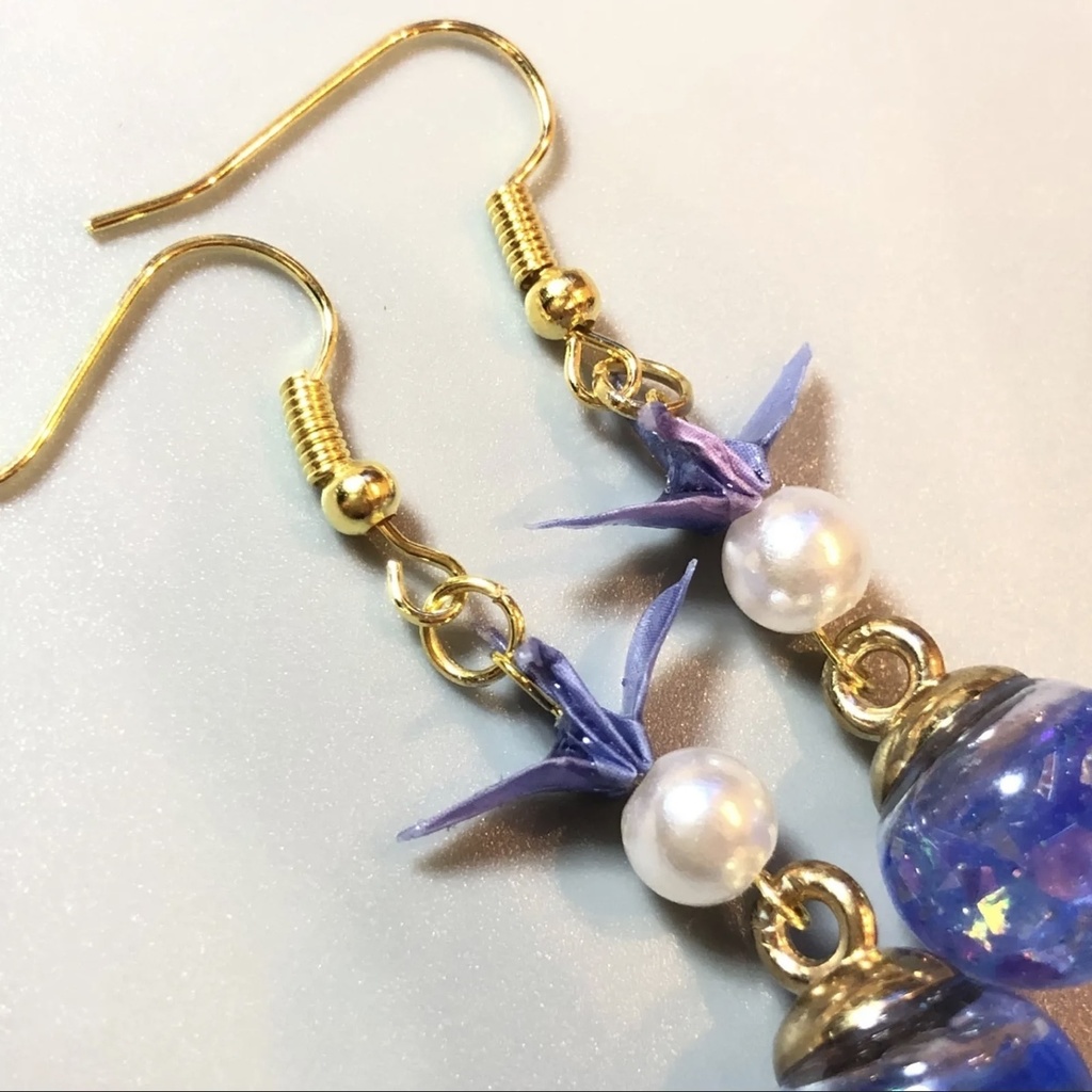 『鶴の恩返し』 折り鶴 ガラスドーム ピアス イヤリング | パープル×ブルー