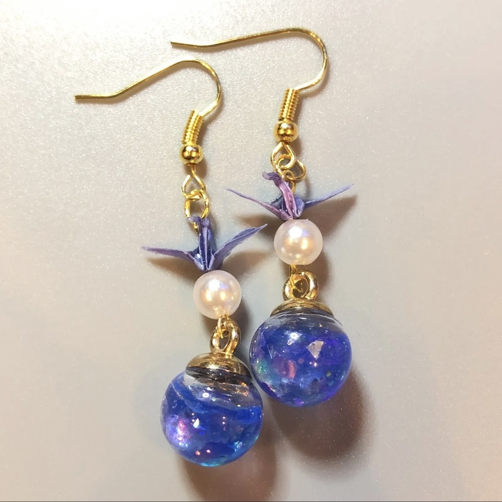 『鶴の恩返し』 折り鶴 ガラスドーム ピアス イヤリング | パープル×ブルー