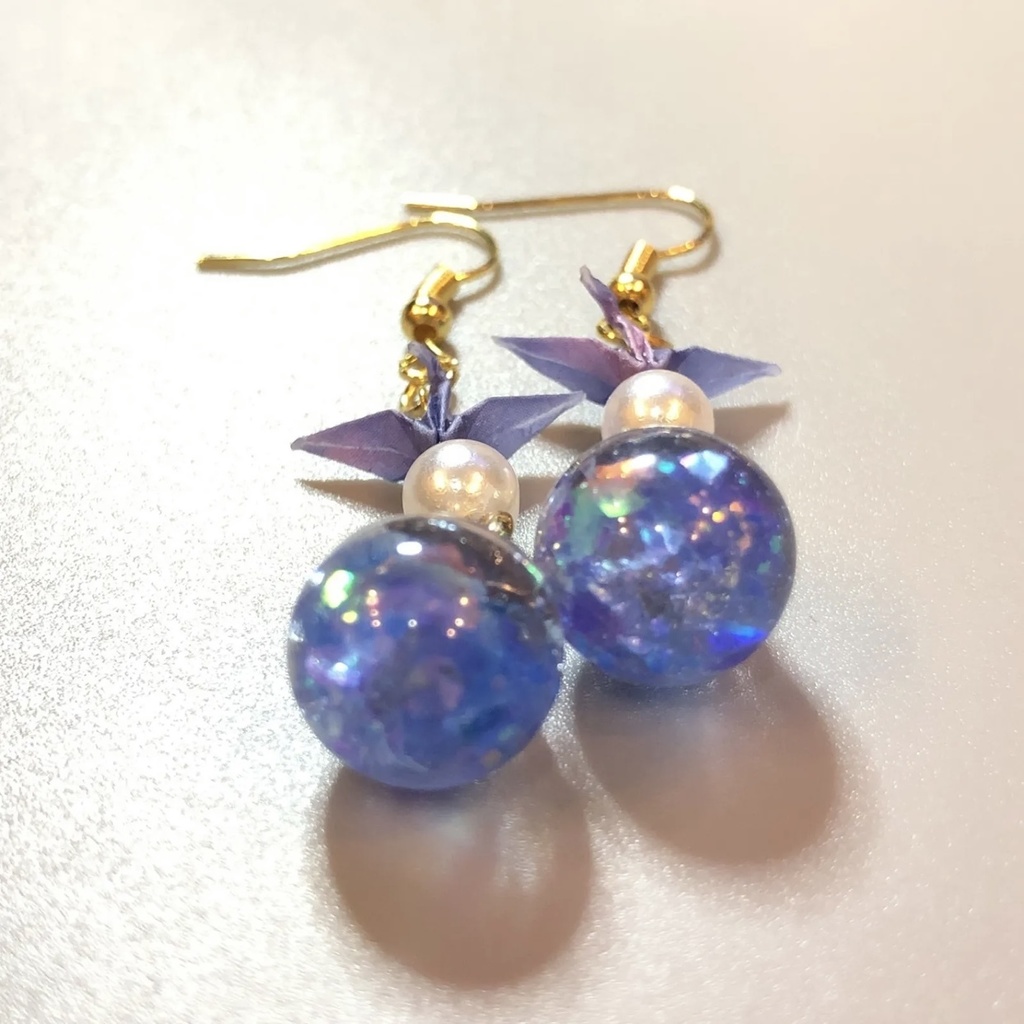 『鶴の恩返し』 折り鶴 ガラスドーム ピアス イヤリング | パープル×ブルー