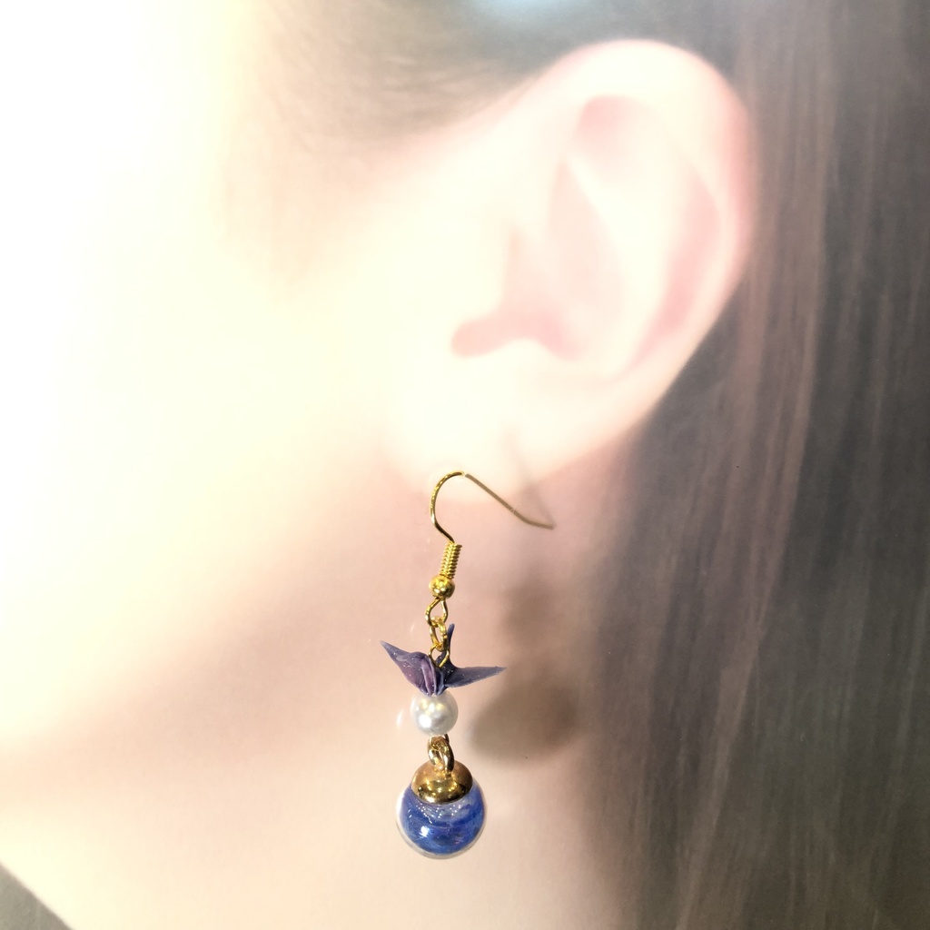 『鶴の恩返し』 折り鶴 ガラスドーム ピアス イヤリング | パープル×ブルー