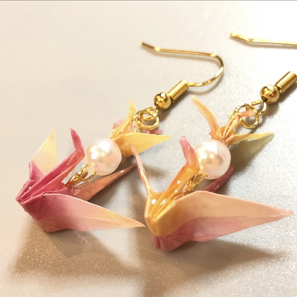 『鶴の戯れ』 折り紙 折り鶴 ピアス イヤリング | ピンク×イエロー