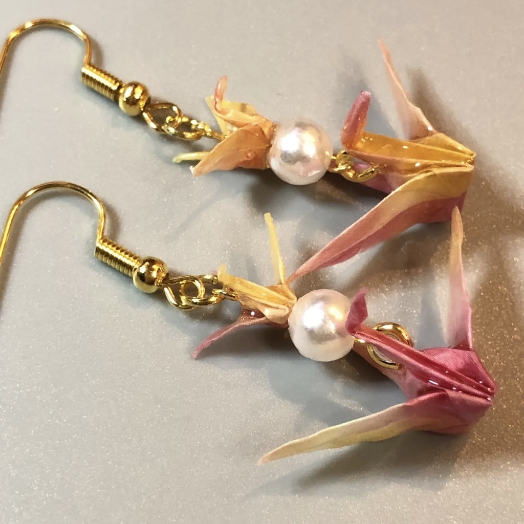 『鶴の戯れ』 折り紙 折り鶴 ピアス イヤリング | ピンク×イエロー