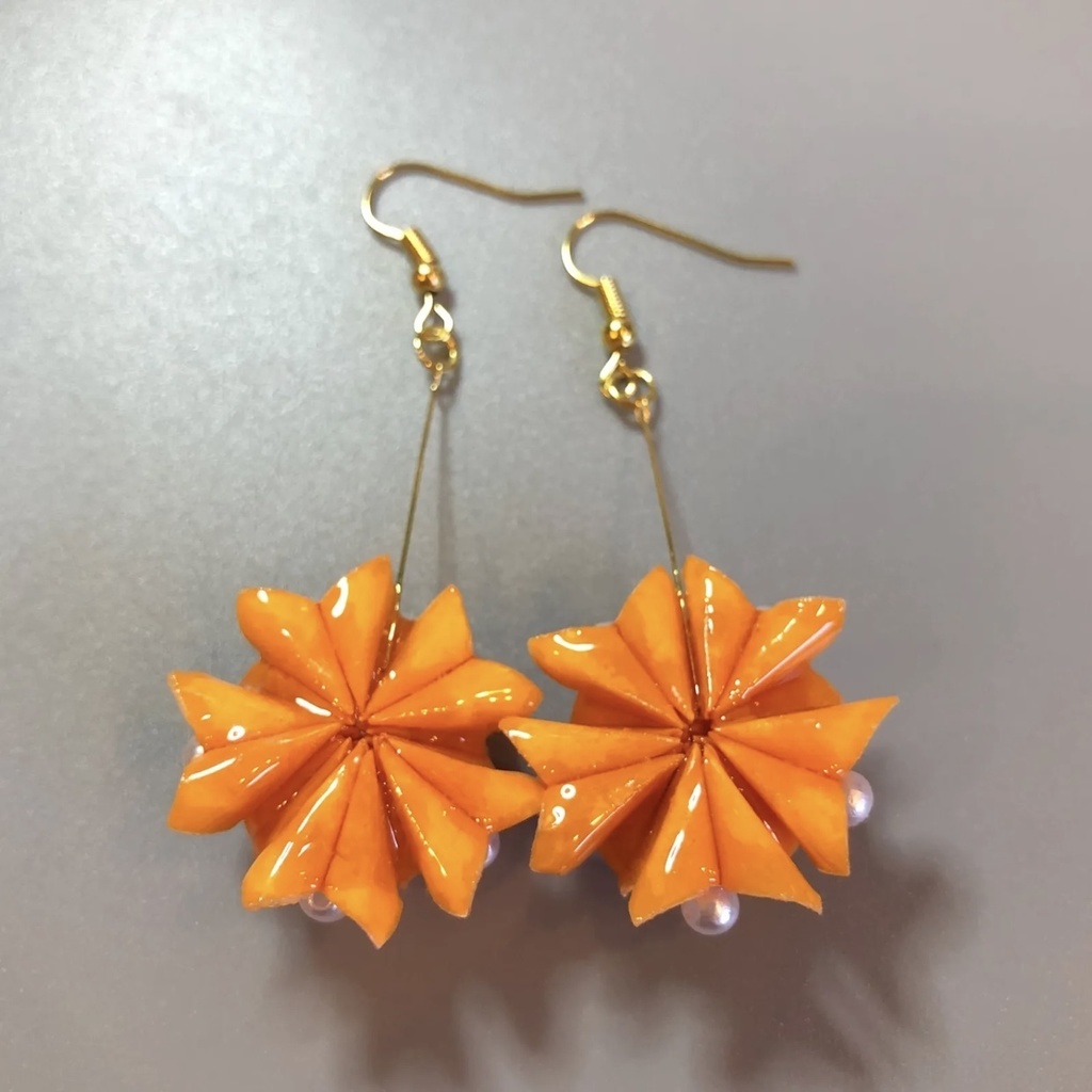 『花の贈りもの ーキンモクセイー』折り紙 くす玉 ピアス イヤリング | オレンジ