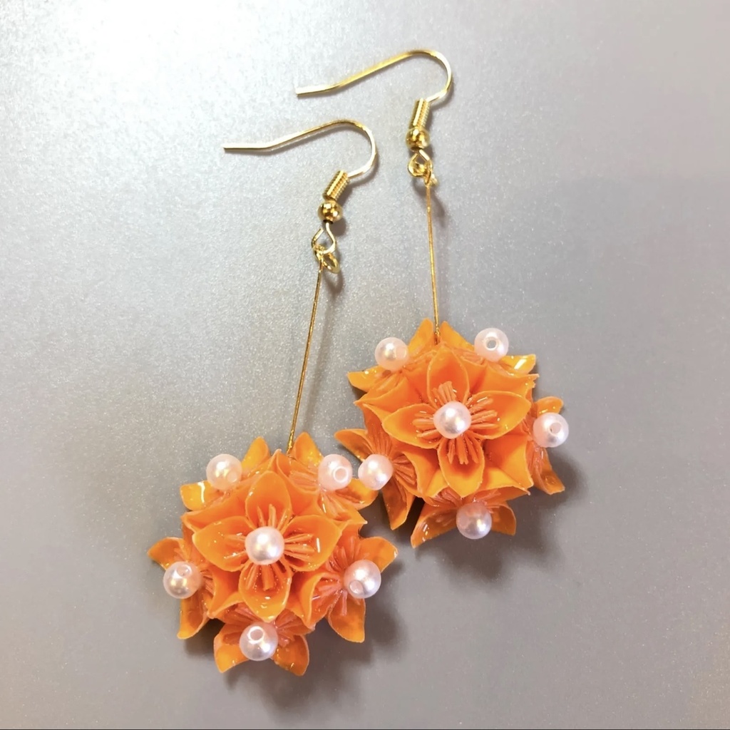 『花の贈りもの ーキンモクセイー』折り紙 くす玉 ピアス イヤリング | オレンジ