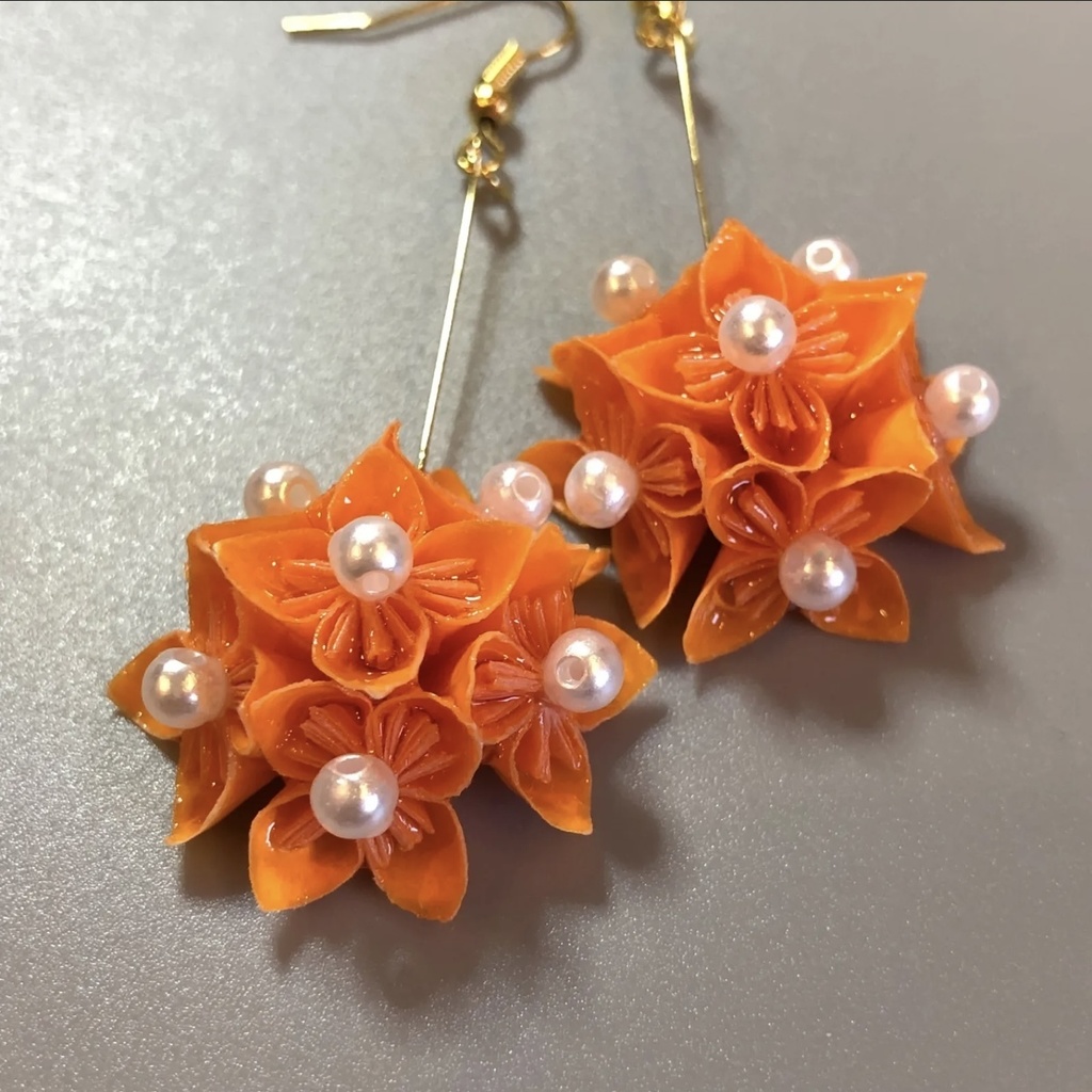 『花の贈りもの ーキンモクセイー』折り紙 くす玉 ピアス イヤリング | オレンジ