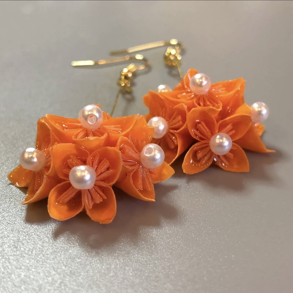 『花の贈りもの ーキンモクセイー』折り紙 くす玉 ピアス イヤリング | オレンジ