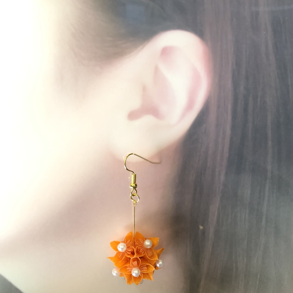 『花の贈りもの ーキンモクセイー』折り紙 くす玉 ピアス イヤリング | オレンジ