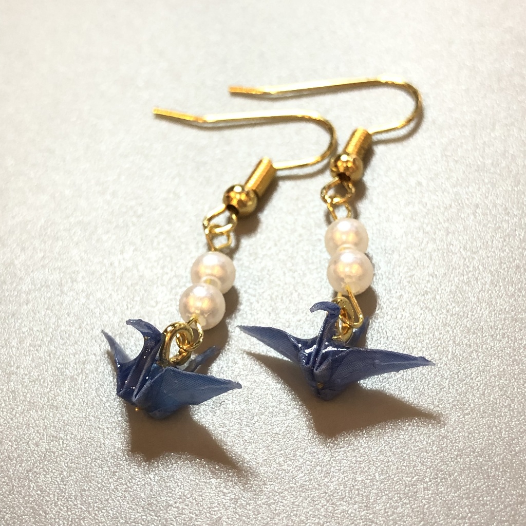 『鶴来る(つるきたる)2』 折り紙 折り鶴 ピアス イヤリング | ライトブルー