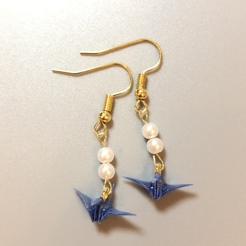 『鶴来る(つるきたる)2』 折り紙 折り鶴 ピアス イヤリング | ライトブルー