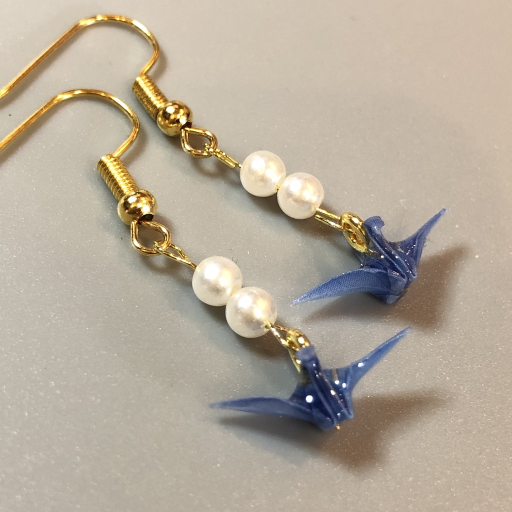 『鶴来る(つるきたる)2』 折り紙 折り鶴 ピアス イヤリング | ライトブルー