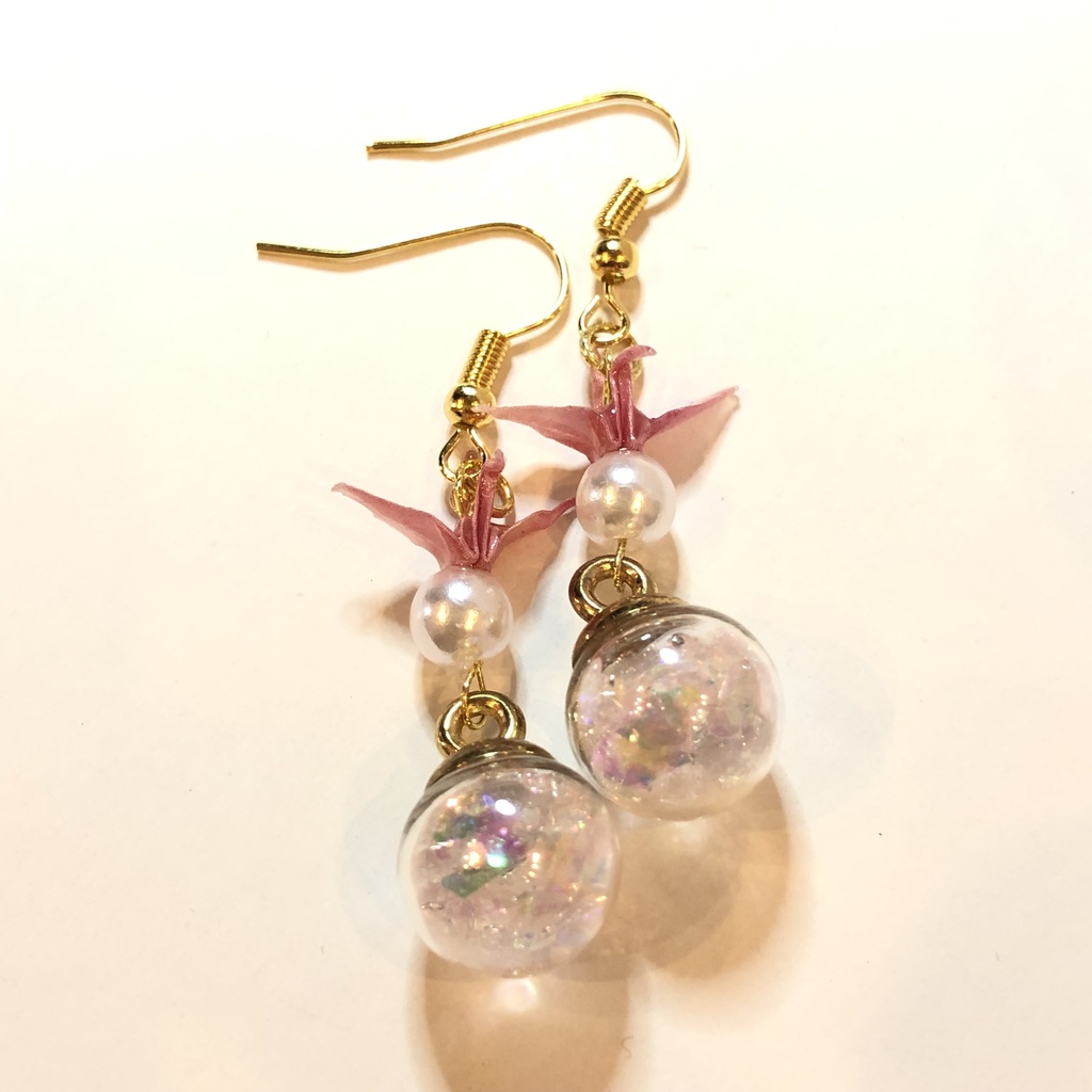 『鶴の恩返し』 折り鶴 ガラスドーム ピアス イヤリング | ピンク×クリア