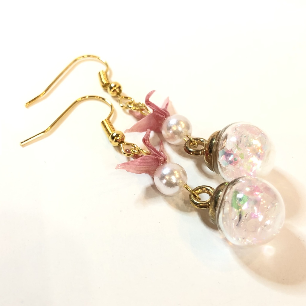 『鶴の恩返し』 折り鶴 ガラスドーム ピアス イヤリング | ピンク×クリア
