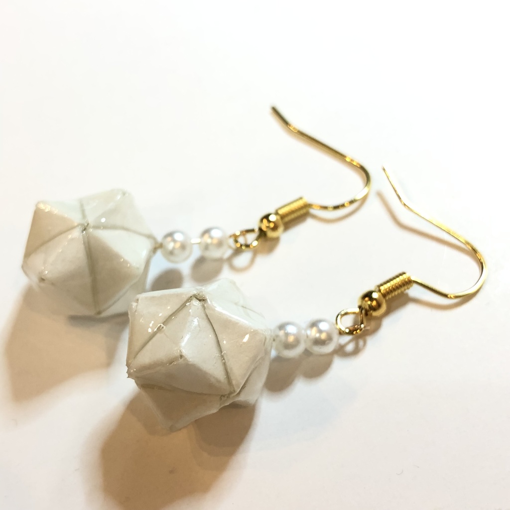 『SnowMix♪』 折り紙 くす玉 ピアス イヤリング | ホワイト