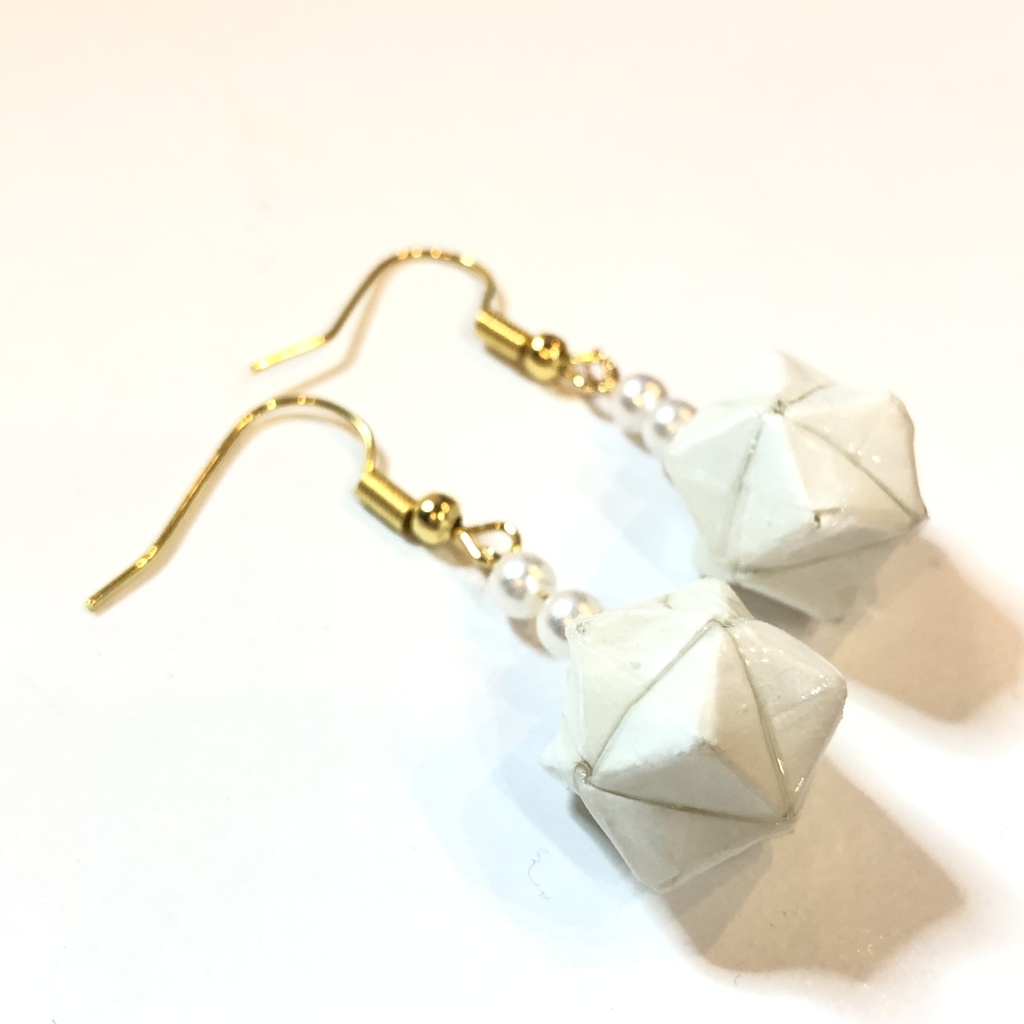 『SnowMix♪』 折り紙 くす玉 ピアス イヤリング | ホワイト