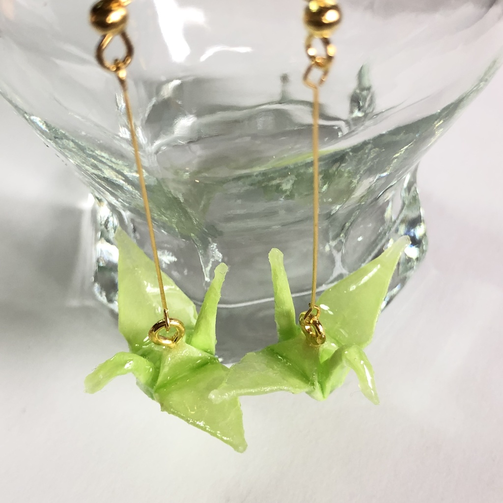 『鶴来る(つるきたる)M』 伊予和紙 折り鶴 ピアス イヤリング | ライトグリーン