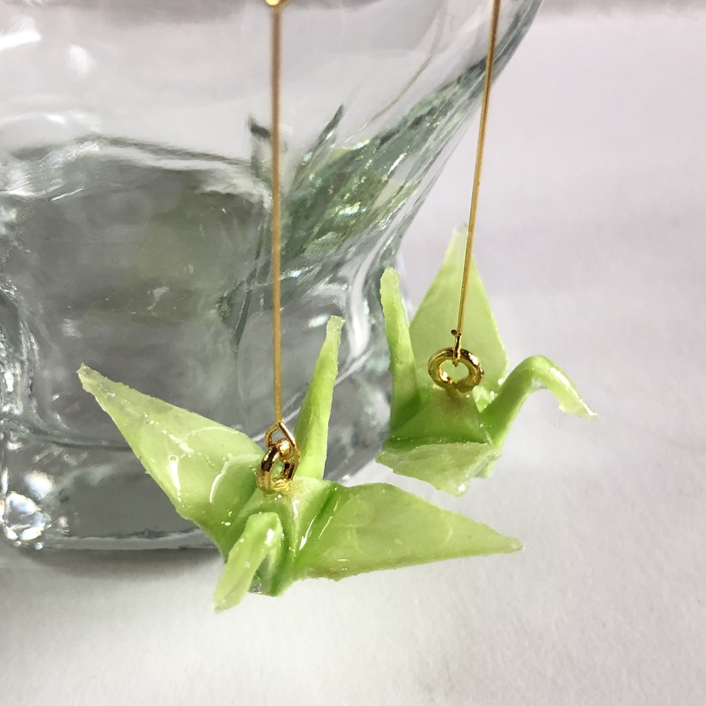 『鶴来る(つるきたる)M』 伊予和紙 折り鶴 ピアス イヤリング | ライトグリーン