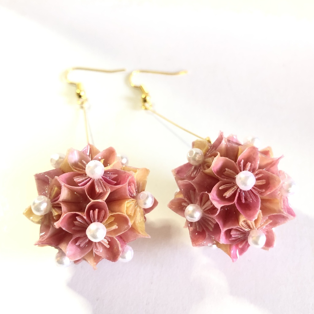 『花の贈りもの 2 ーサクラソウー』 折り紙 くす玉 ピアス イヤリング | ピンク × イエロー