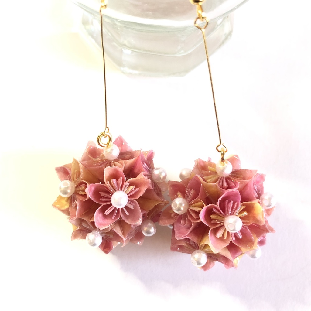 『花の贈りもの 2 ーサクラソウー』 折り紙 くす玉 ピアス イヤリング | ピンク × イエロー
