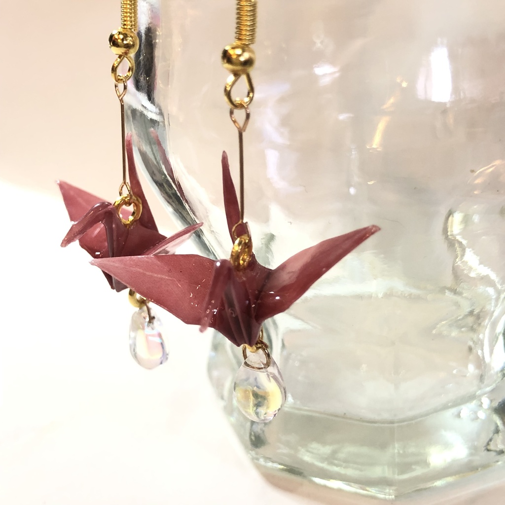 『鶴の涙』 折り紙 折り鶴 ピアス イヤリング | ダークレッド