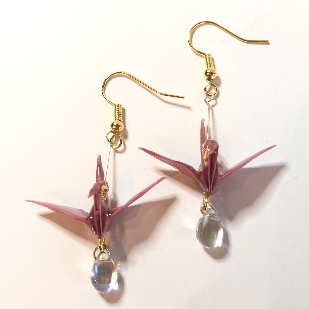 『鶴の涙』 折り紙 折り鶴 ピアス イヤリング | ダークレッド