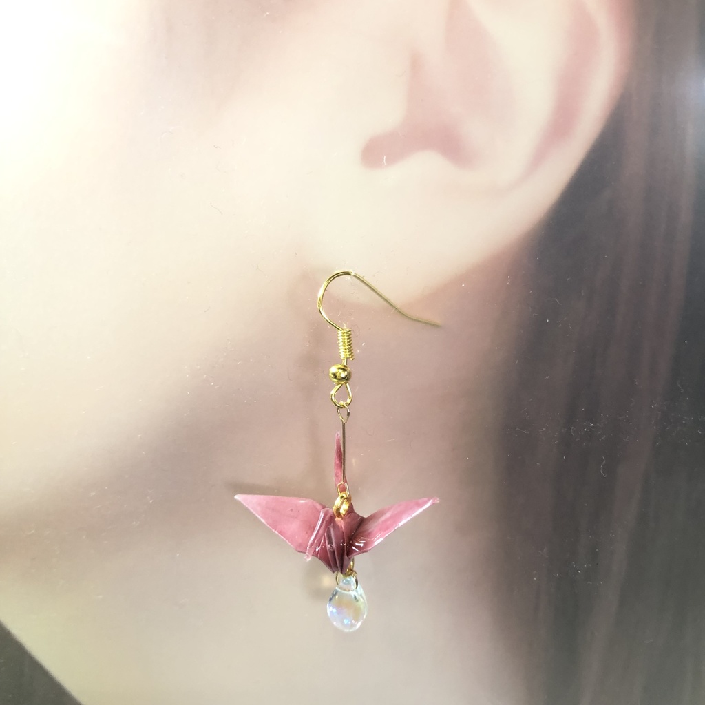『鶴の涙』 折り紙 折り鶴 ピアス イヤリング | ダークレッド