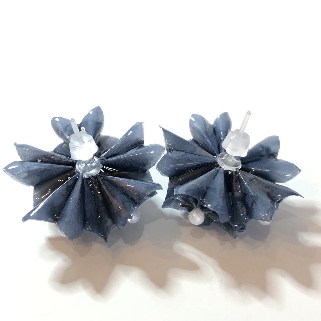 『花の贈りもの ープリムラー』 グラシンペーパー 折り紙 くす玉 ピアス イヤリング | ネイビー