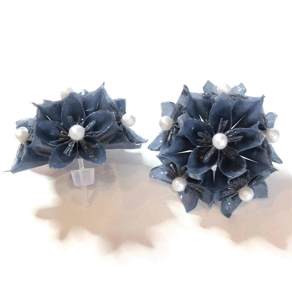 『花の贈りもの ープリムラー』 グラシンペーパー 折り紙 くす玉 ピアス イヤリング | ネイビー