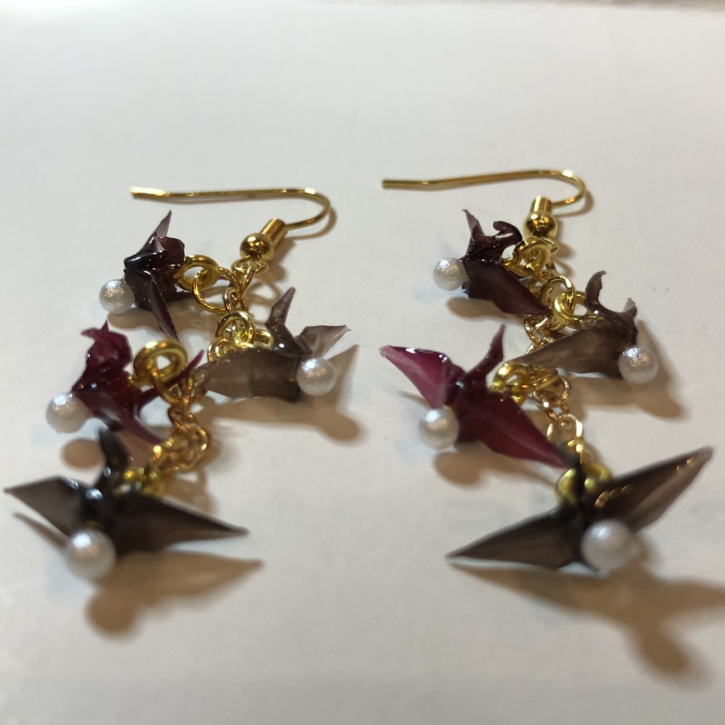 『鶴の再会』 折り紙 折り鶴 グラシンペーパー ピアス イヤリング | 秋冬カラー