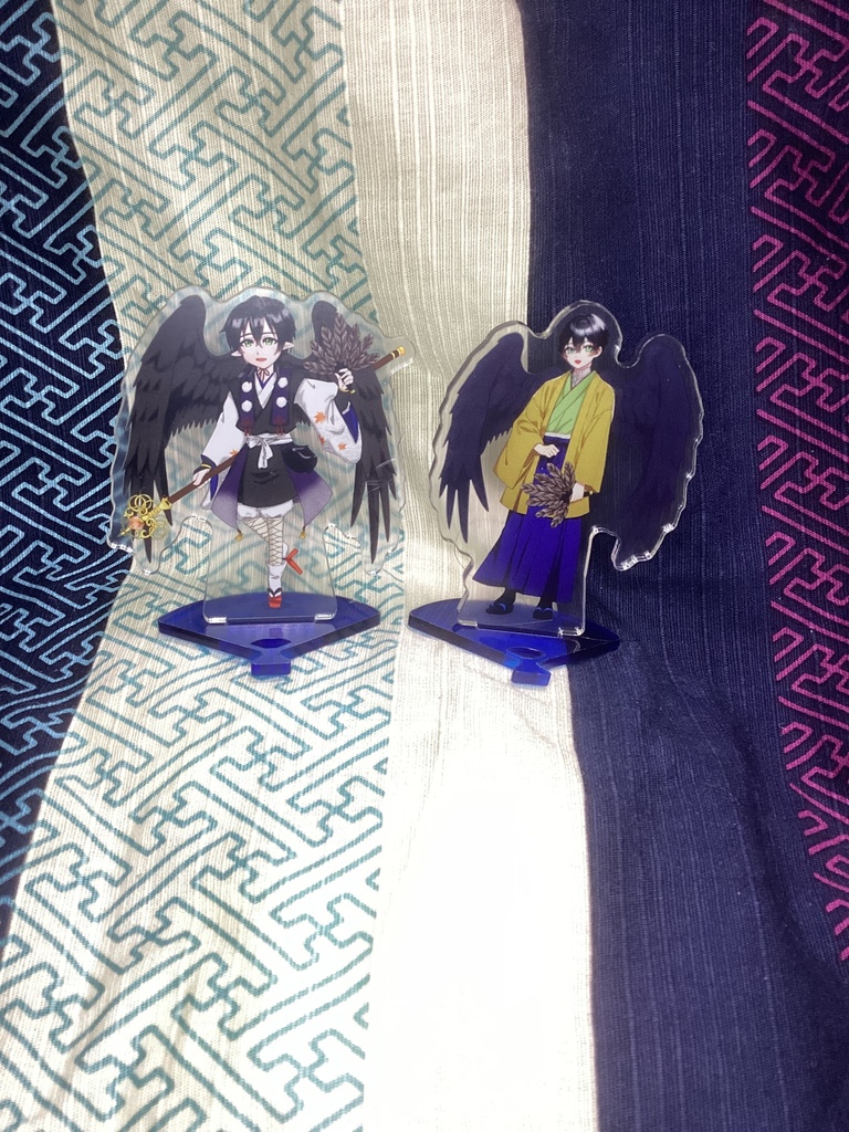アクリルスタンドB(写真左)