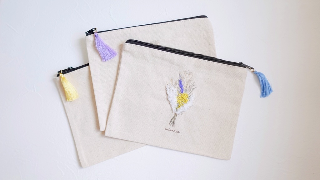ミモザのふわふわ刺繍ポーチ（タッセル付き）
