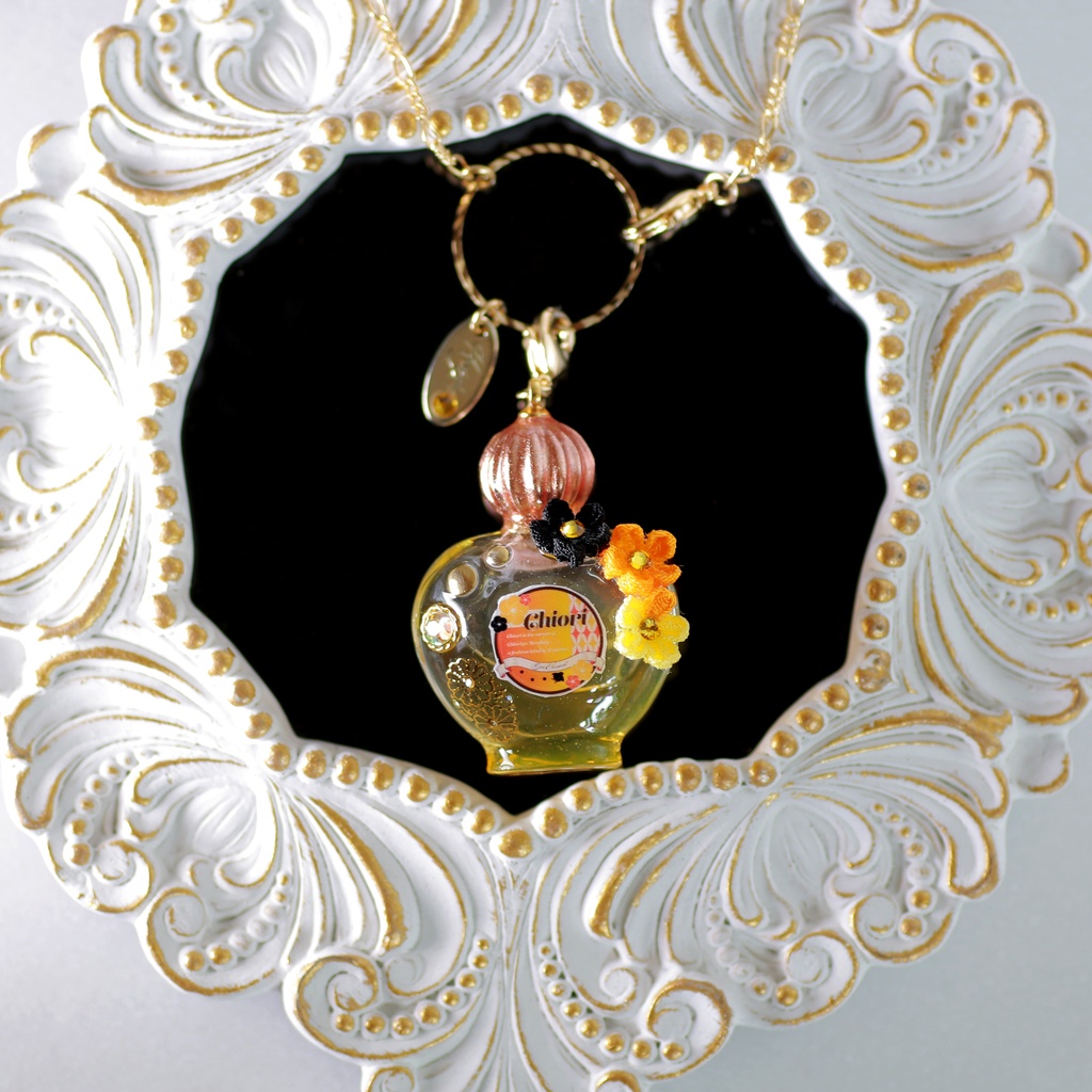 千織イメージ・香水瓶チャームネックレス