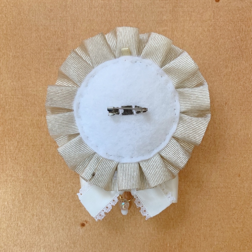 キーホルダーも付けられる 缶バッジロゼット ホワイト × ゴールド