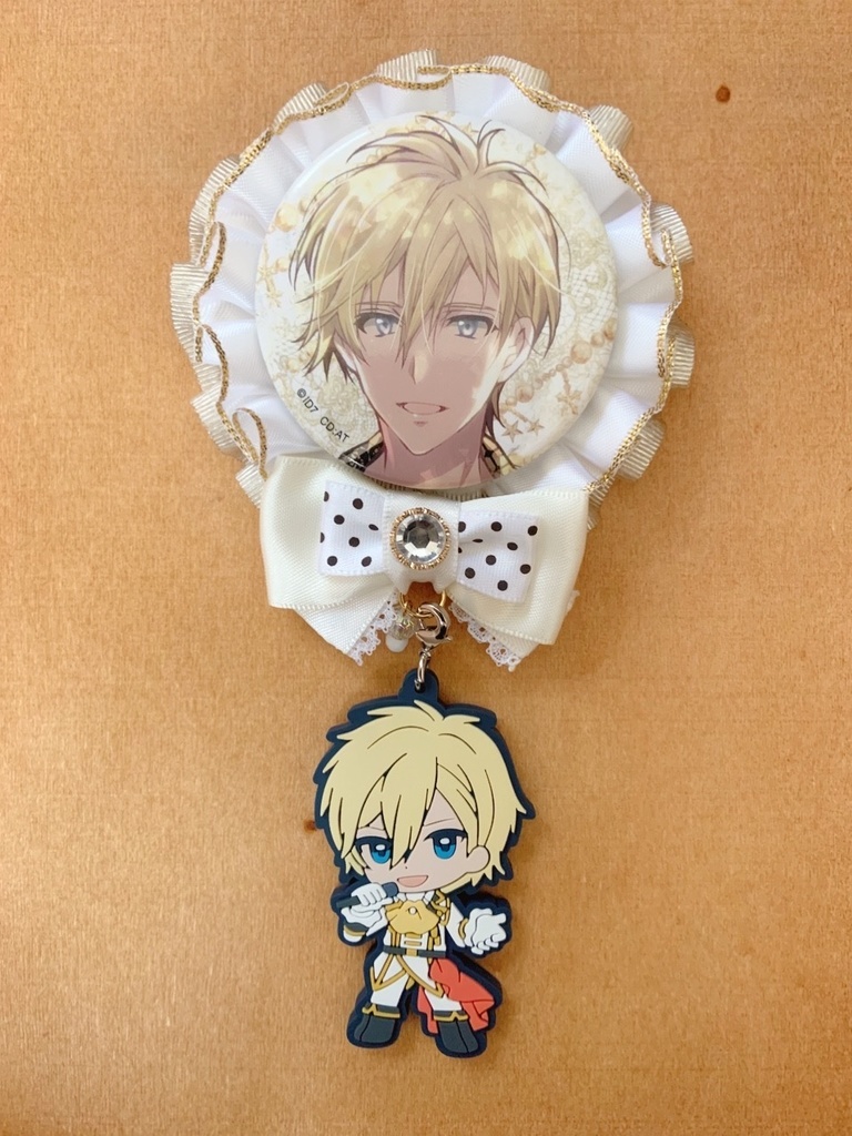 キーホルダーも付けられる 缶バッジロゼット ホワイト × ゴールド