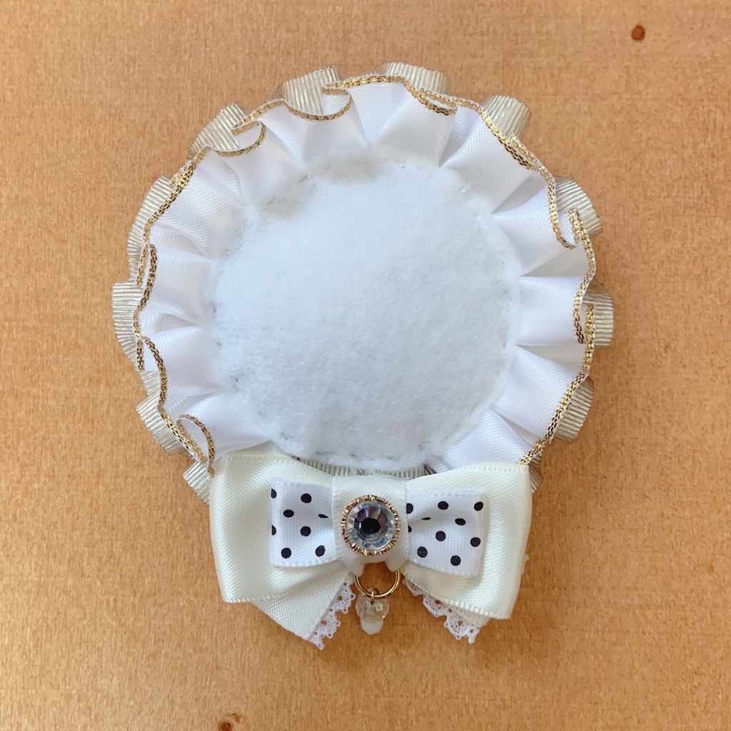 キーホルダーも付けられる 缶バッジロゼット ホワイト × ゴールド