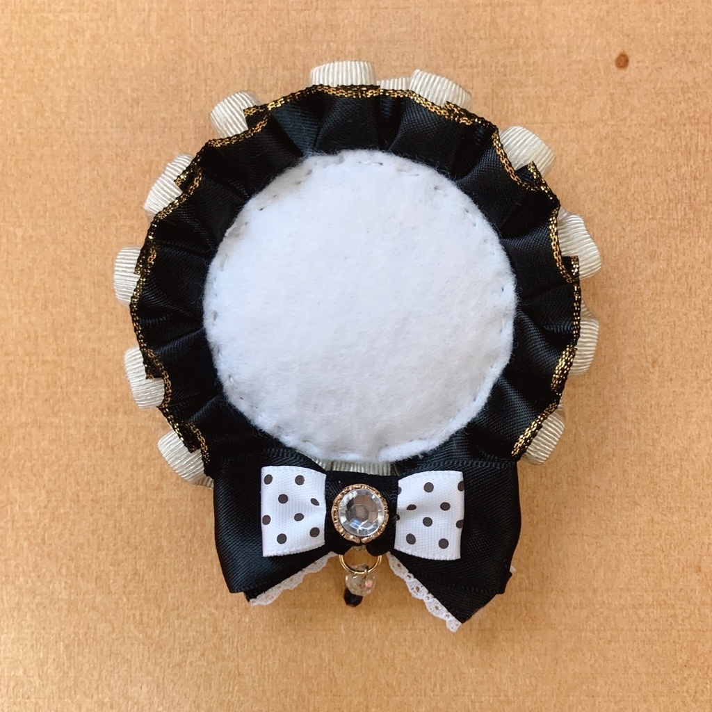 キーホルダーも付けられる 缶バッジロゼット ブラック × ゴールド