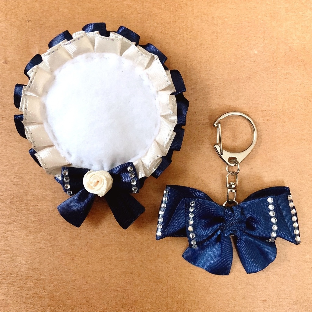 缶バッジロゼット バッグチャーム ネイビーブルー ホワイトローズ