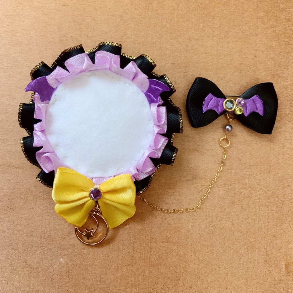 リボン付き 缶バッジロゼット ブラック × パープル バンパイア