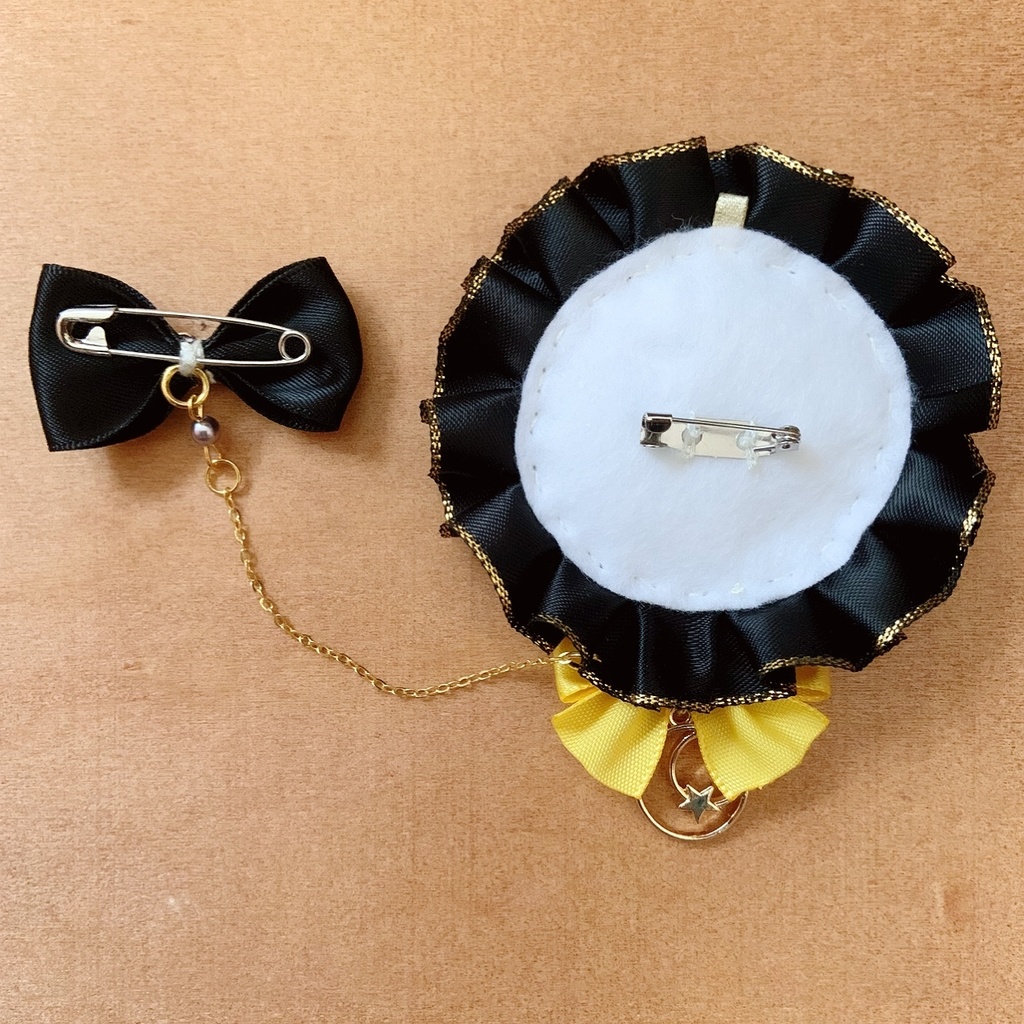 リボン付き 缶バッジロゼット ブラック × パープル バンパイア