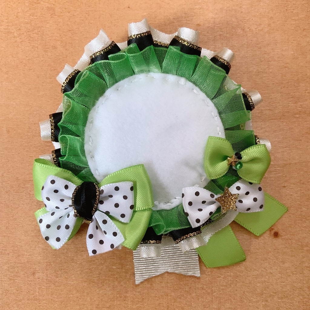 キーホルダーも付けられる 缶バッジロゼット ライトグリーン × モノクロドット