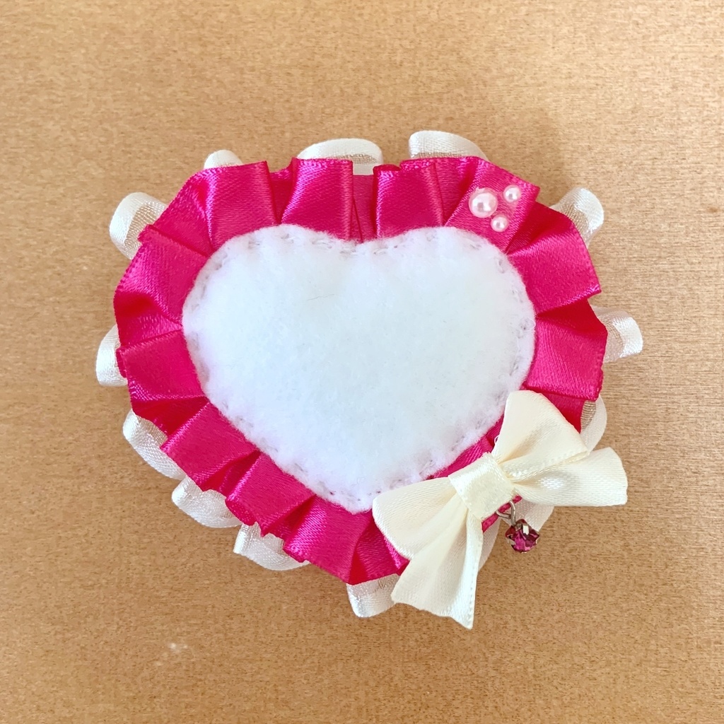 ぷっくりハート缶バッジロゼット ピンク × ホワイト