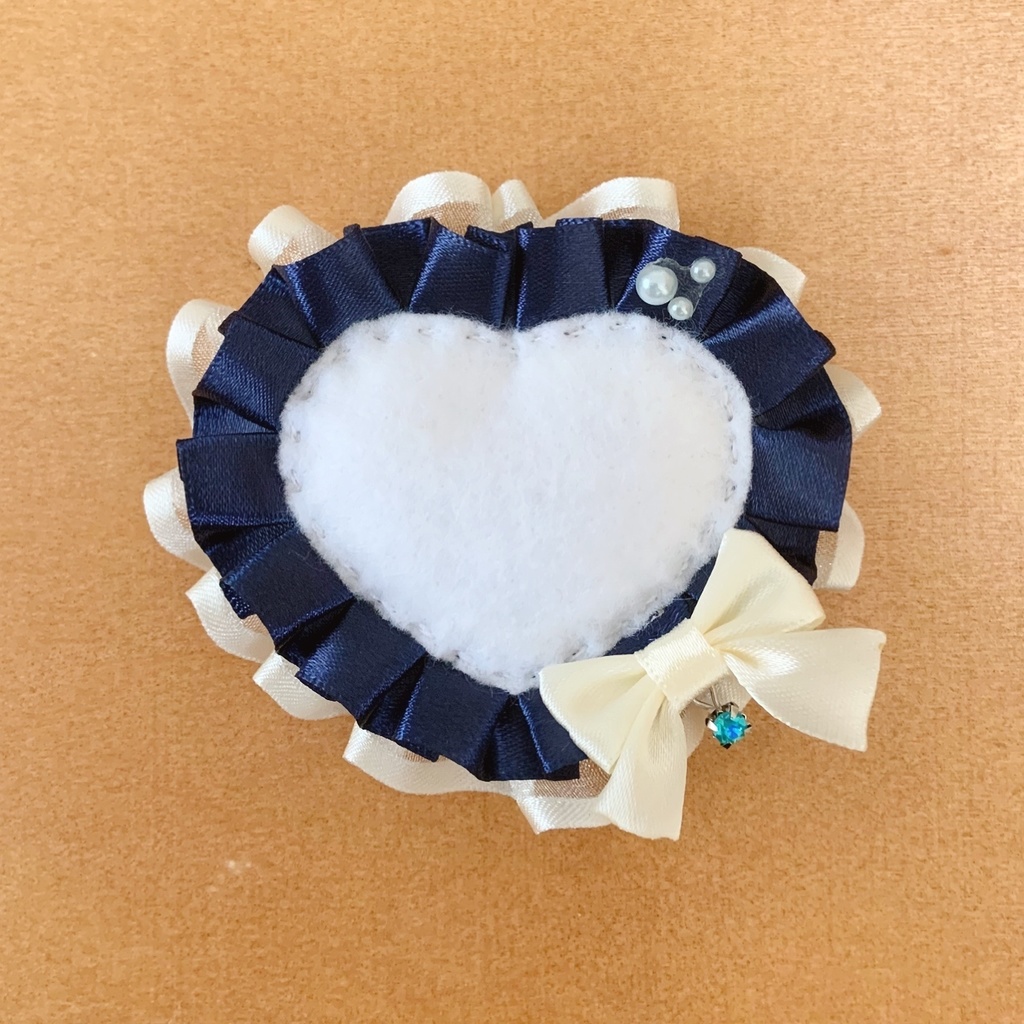 ぷっくりハート缶バッジロゼット ネイビーブルー × ホワイト