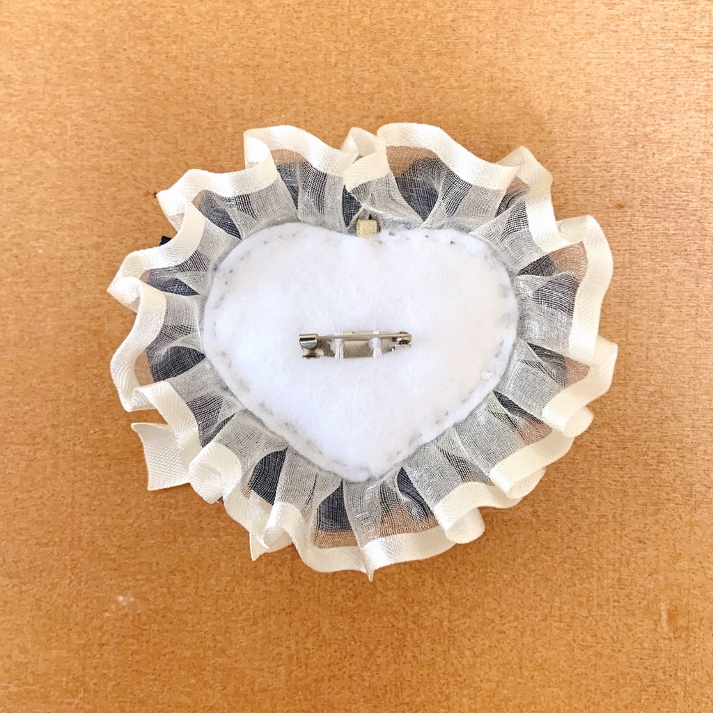 ぷっくりハート缶バッジロゼット ネイビーブルー × ホワイト