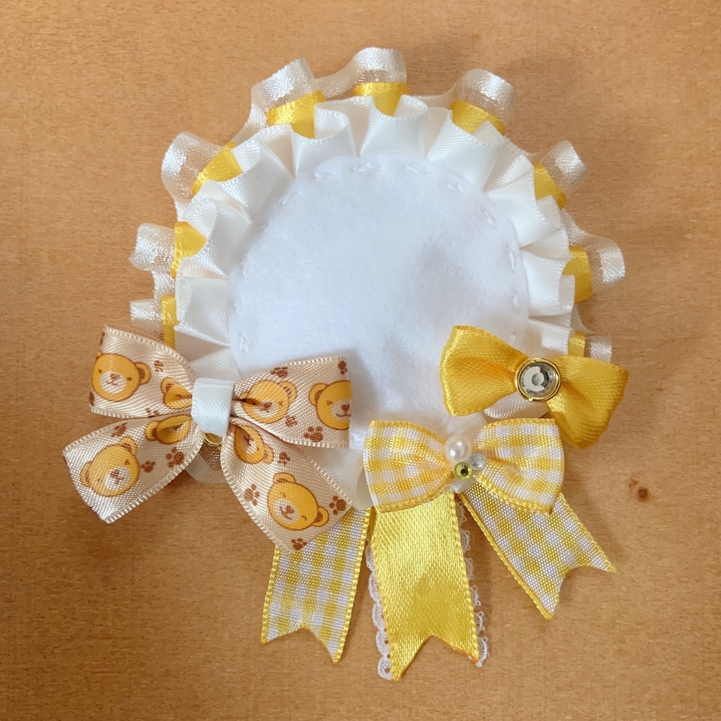 キーホルダーも付けられる 缶バッジロゼット イエロー チェック テディベア