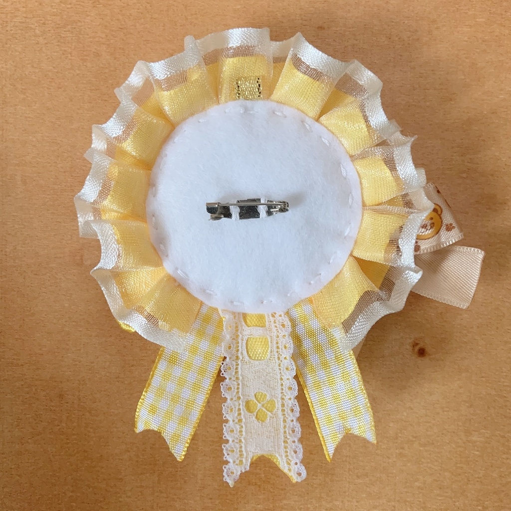 キーホルダーも付けられる 缶バッジロゼット イエロー チェック テディベア