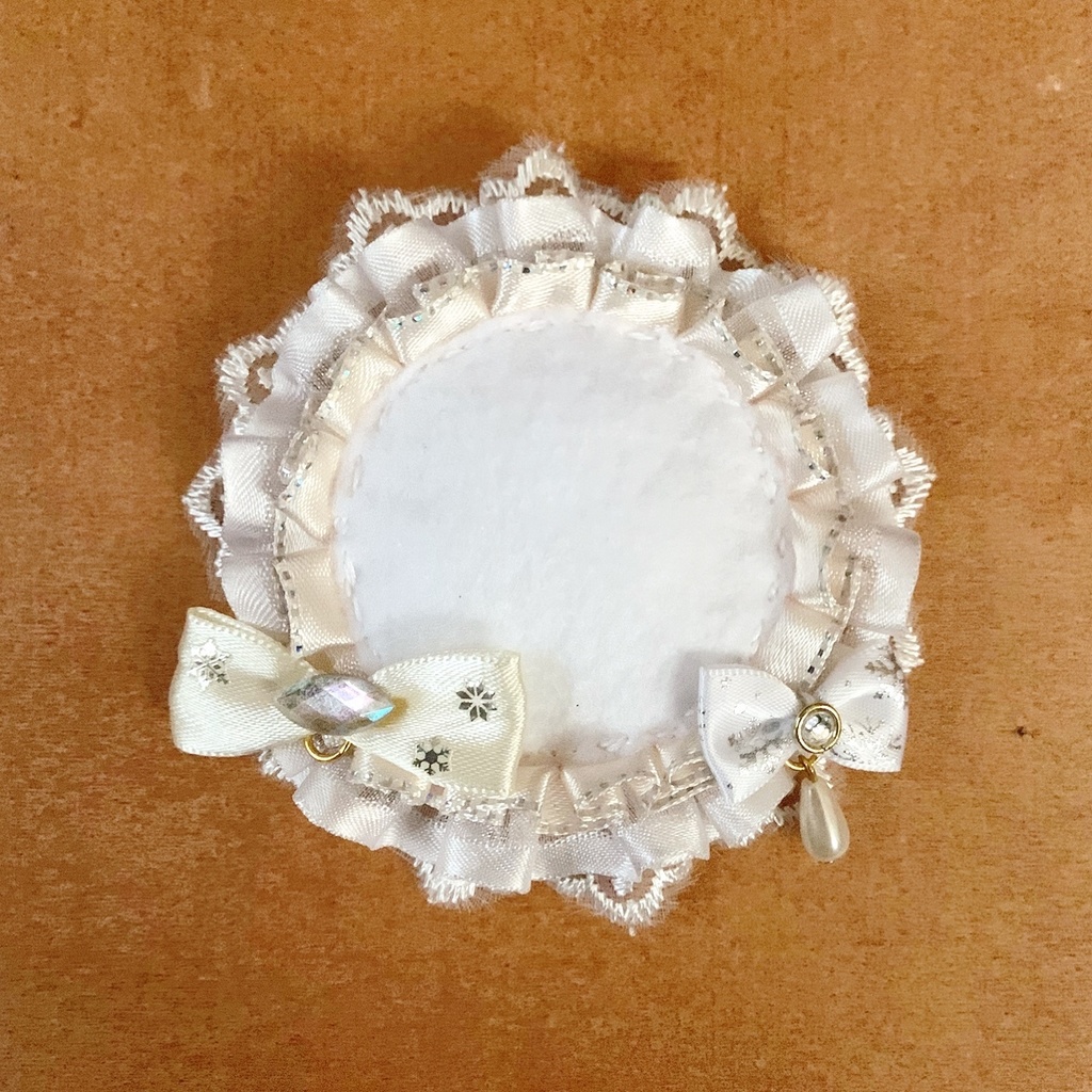 キーホルダーも付けられる 缶バッジロゼット ホワイトカラー スノーフレーク